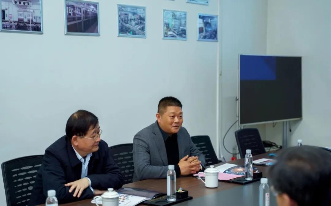 蘇州市人大常委會副主任沈國芳一行走訪調研蘇州冠科工業(yè)設備有限公司 蘇州市人大常委會副主任沈國芳一行走訪調研蘇州冠科工業(yè)設備有限公司